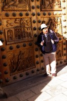 Unser "sprechendes Lexikon" erlutert die auf dem Kirchenportal dargestellten Szenen.