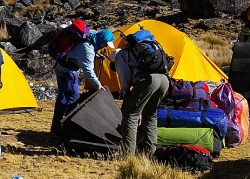 Ankunft im neuen Lager: Jeder nimmt sich eine Iso-Matte und seinen Seesack vom Stapel.